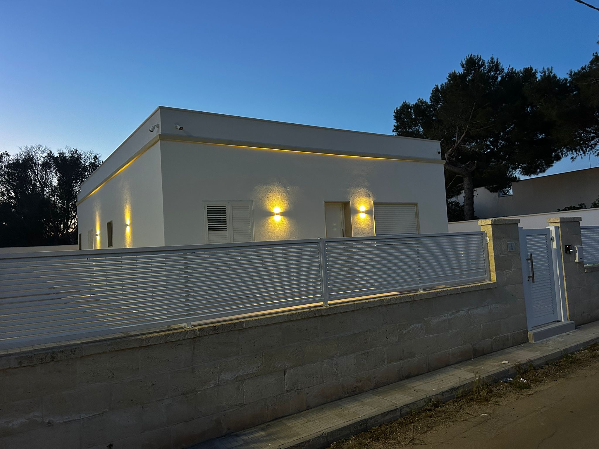 Ingresso esterno del B&B Peonia illuminato, Porto Cesareo