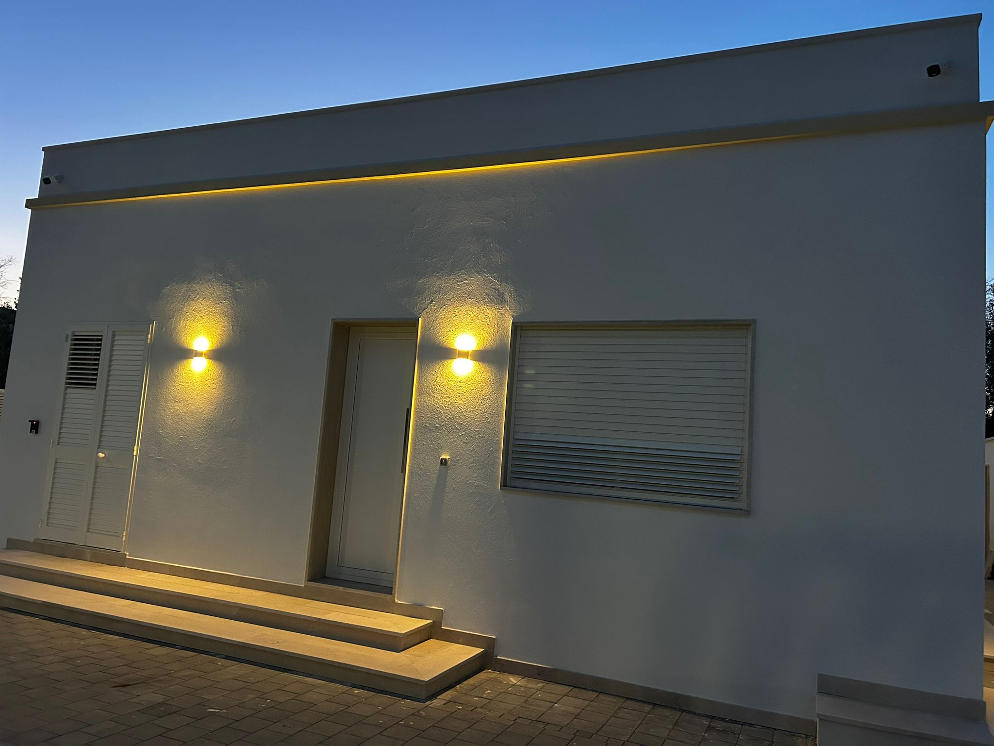 Entrance and walkway of B&B Peonia at night