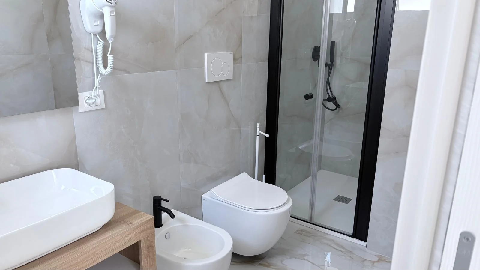 Lavabo e specchio bagno privato, B&B Peonia Porto Cesareo