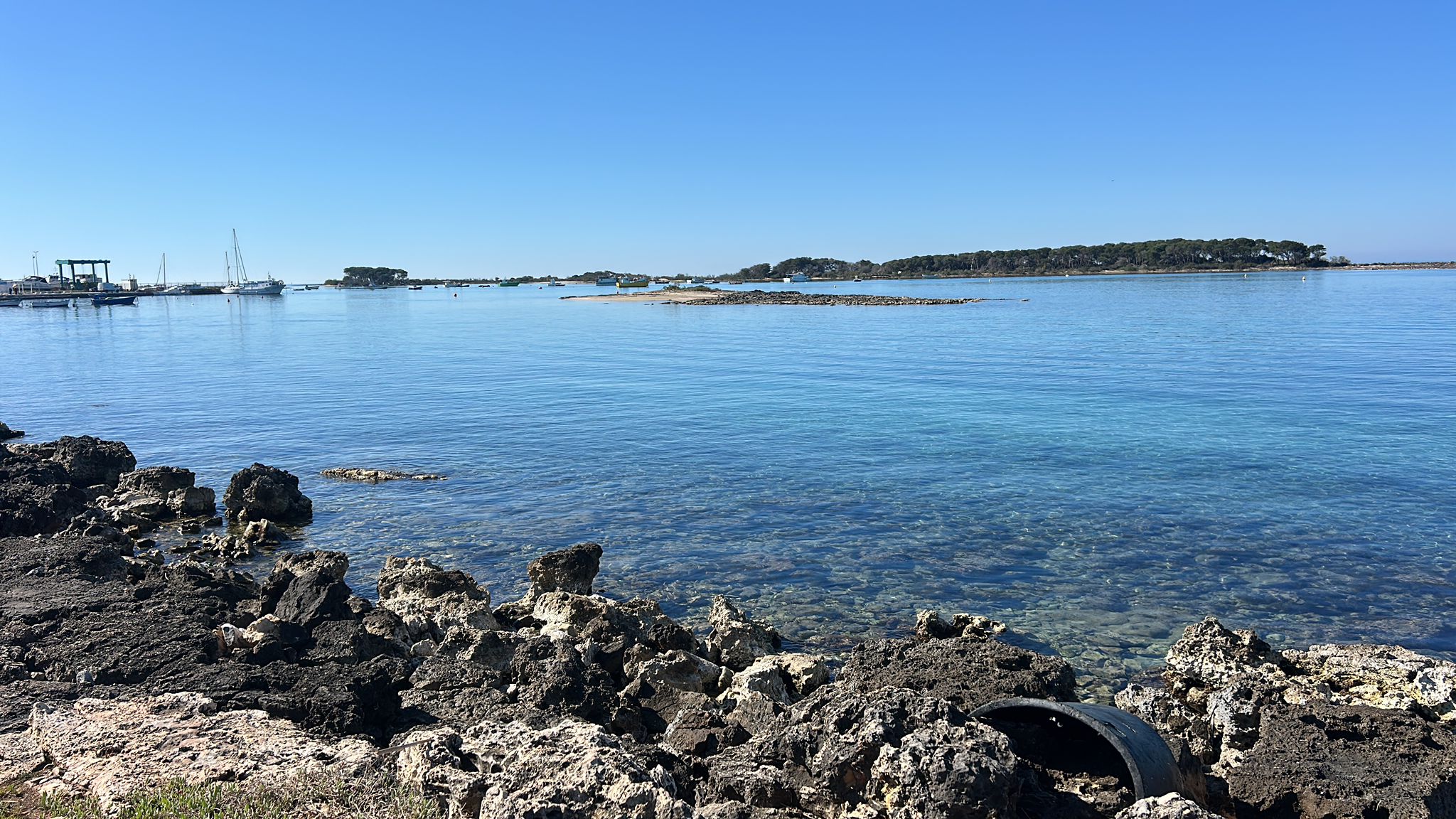 Costa rocciosa e mare con isola in lontananza, Porto Cesareo