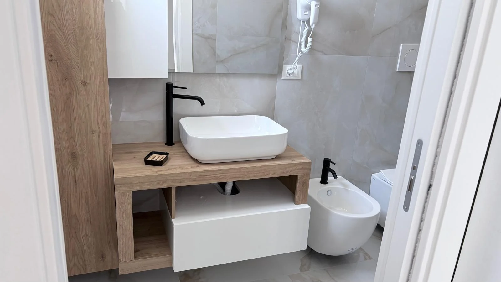 Doccia e rivestimenti bagno in camera, B&B Peonia