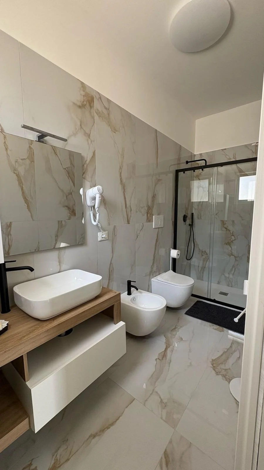 Dettagli bagno in camera con finiture scure, B&B Peonia