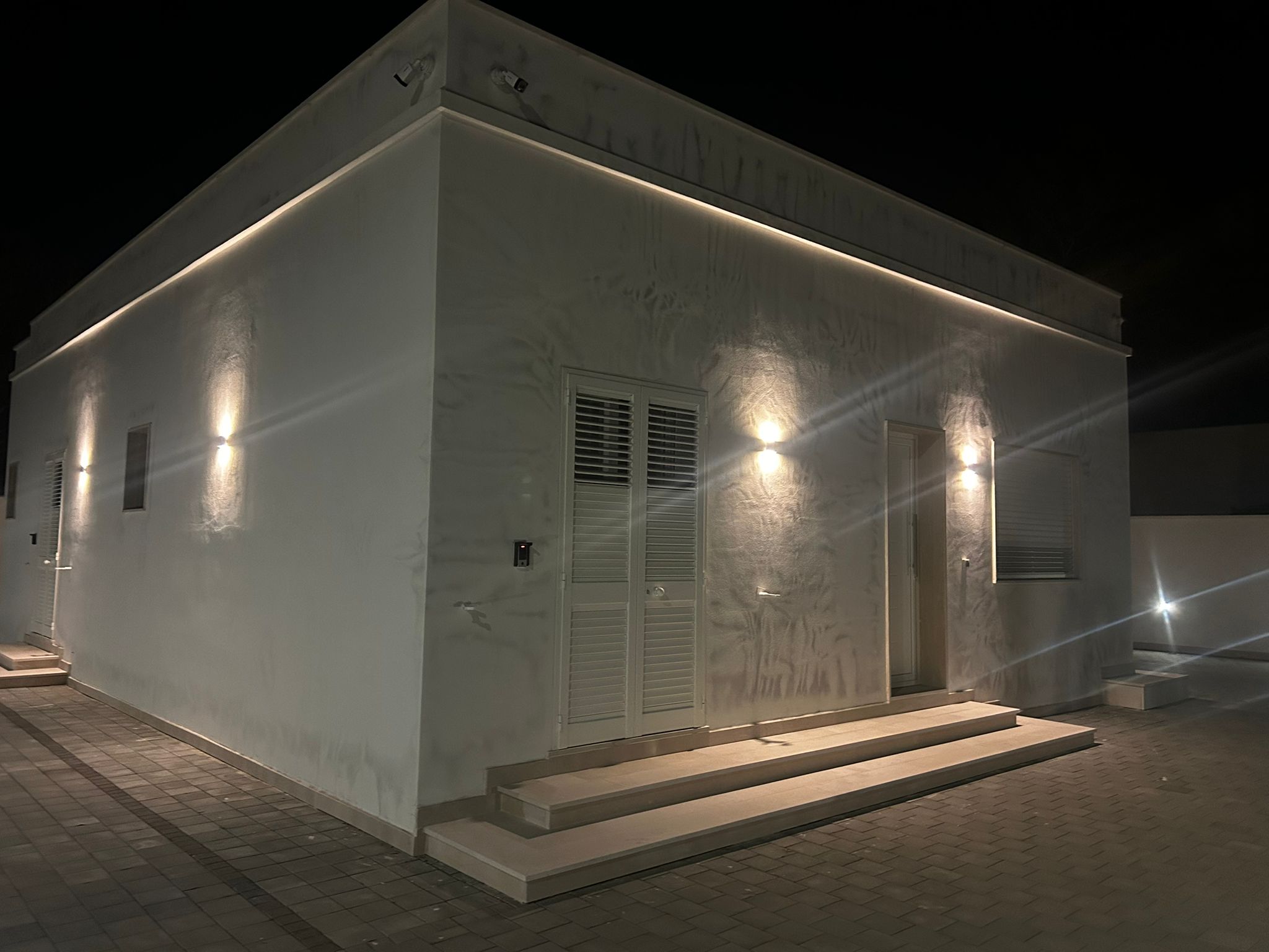 Ingresso del B&B Peonia di sera, luci basse sul vialetto