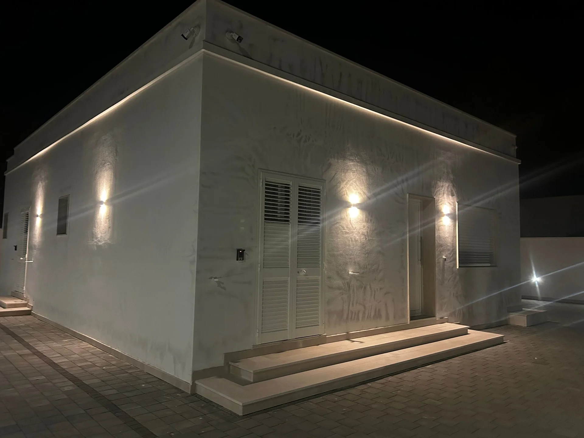 Ingresso del B&B Peonia di sera, luci basse sul vialetto